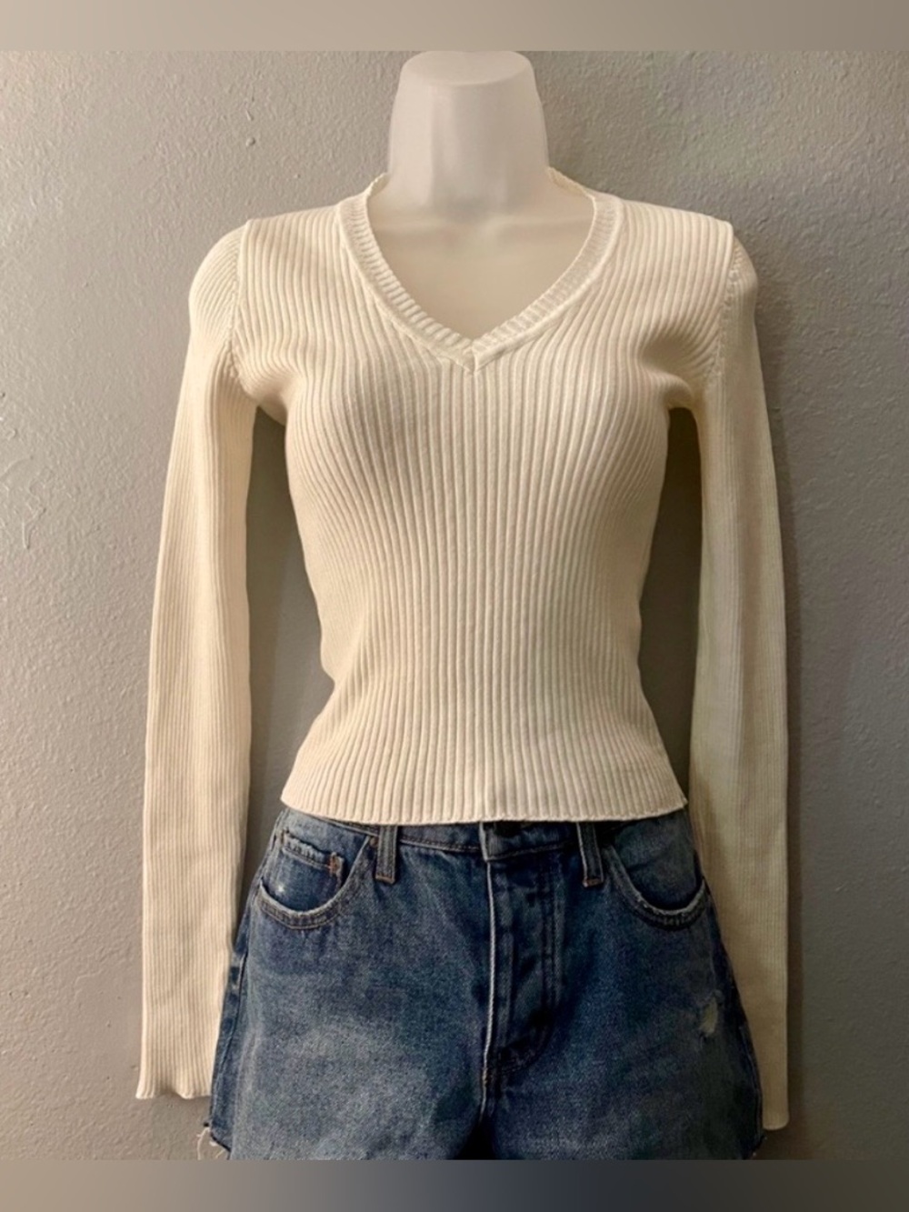 Brandy Melville White Milena Sweater - Picture 2 of 10